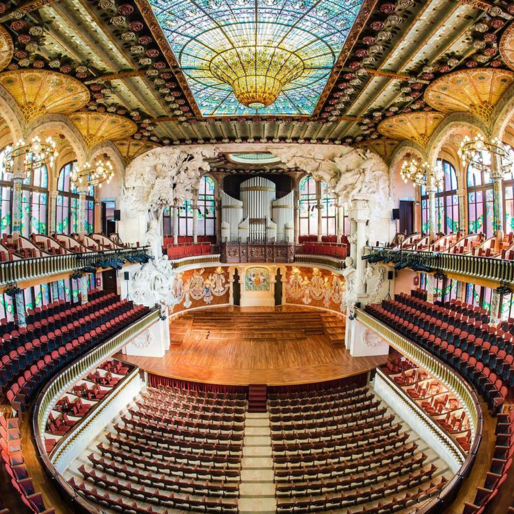 The Concert Hall is a magical space conceived and designed as an enormous glass box crowned with a large central skylight.